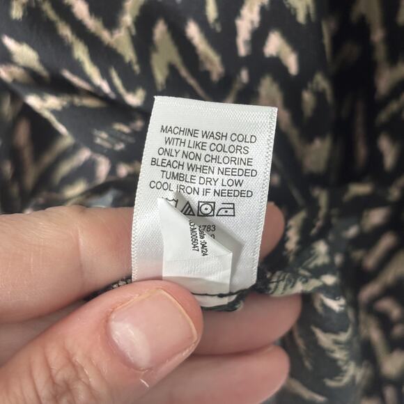 Maurices Blouse 2X Black Tan Chevron Flowy Satin Neutrals Boho Cottage Loud - Picture 12 of 13